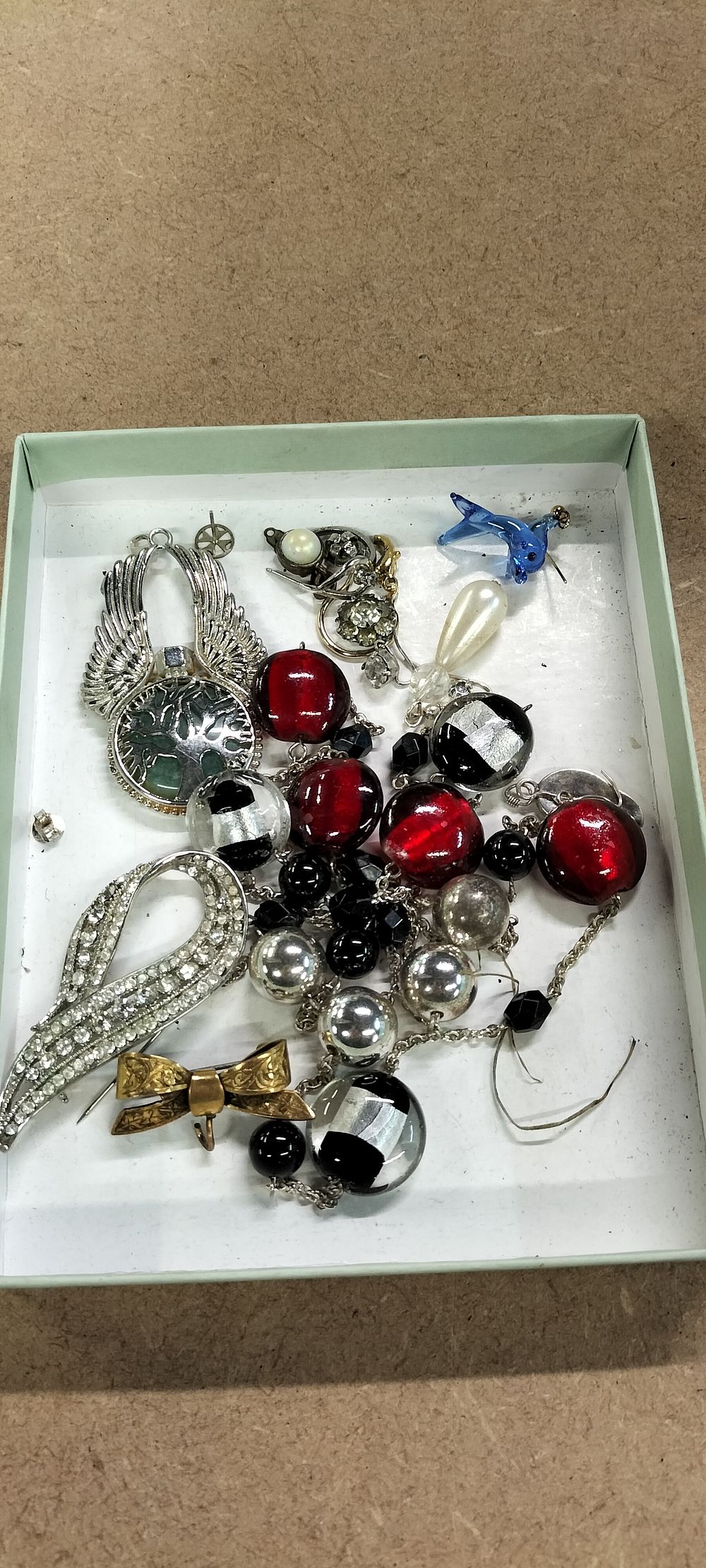 Lot 322: An Assortment of Mixed Base Metal and Glass Costume Jewellery