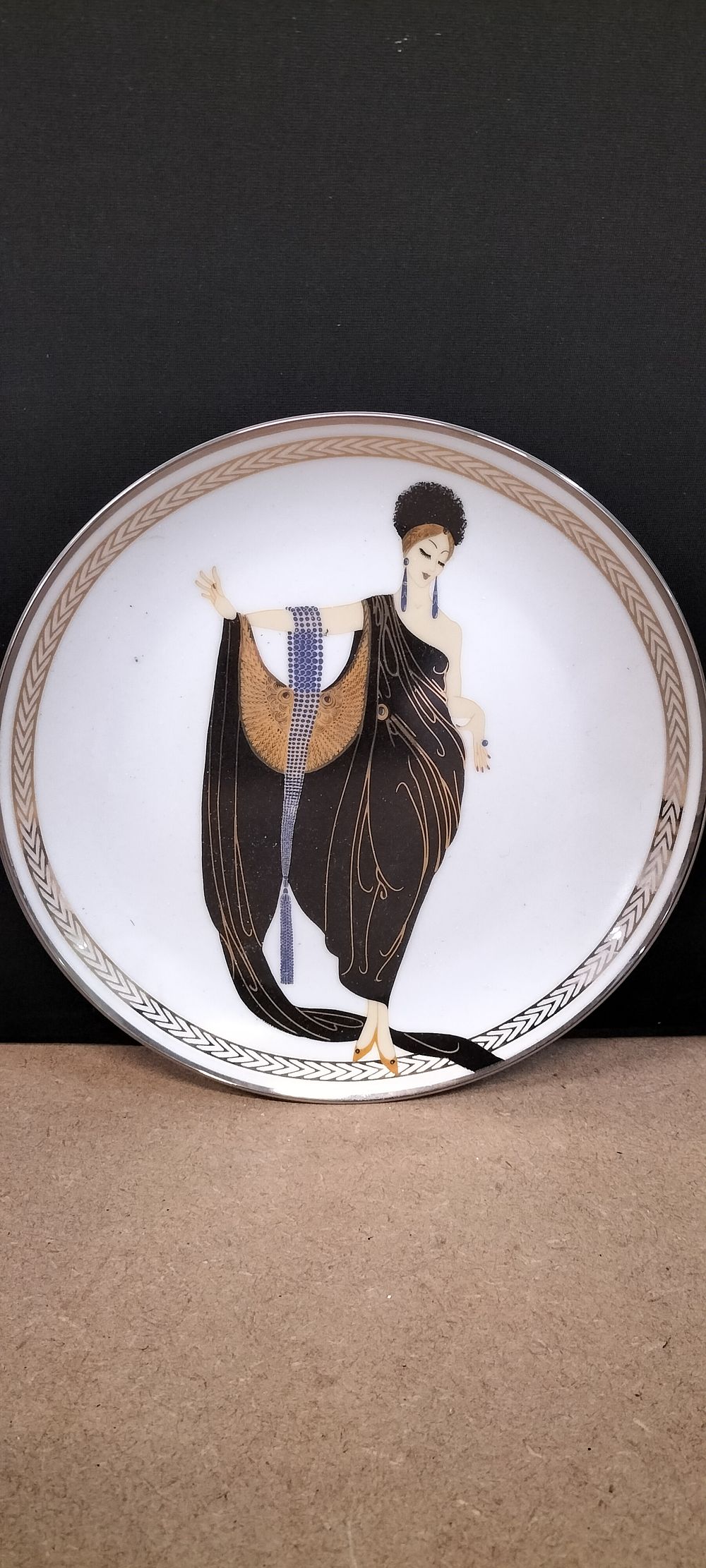 Lot 323: A House of Erté Franklin Mint Fine Porcelain Collector's Plate, Glamour Limited Edition HC1425