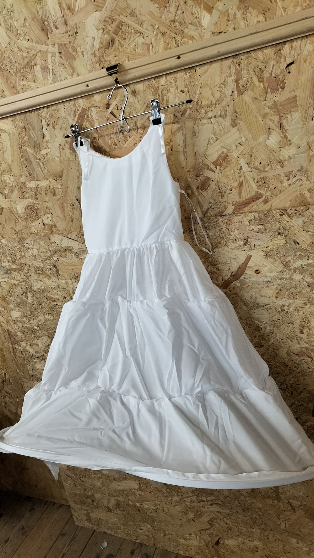 Lot 347: A White Synthetic Little People Tiered Dress, Style 735SL, Size 8-9