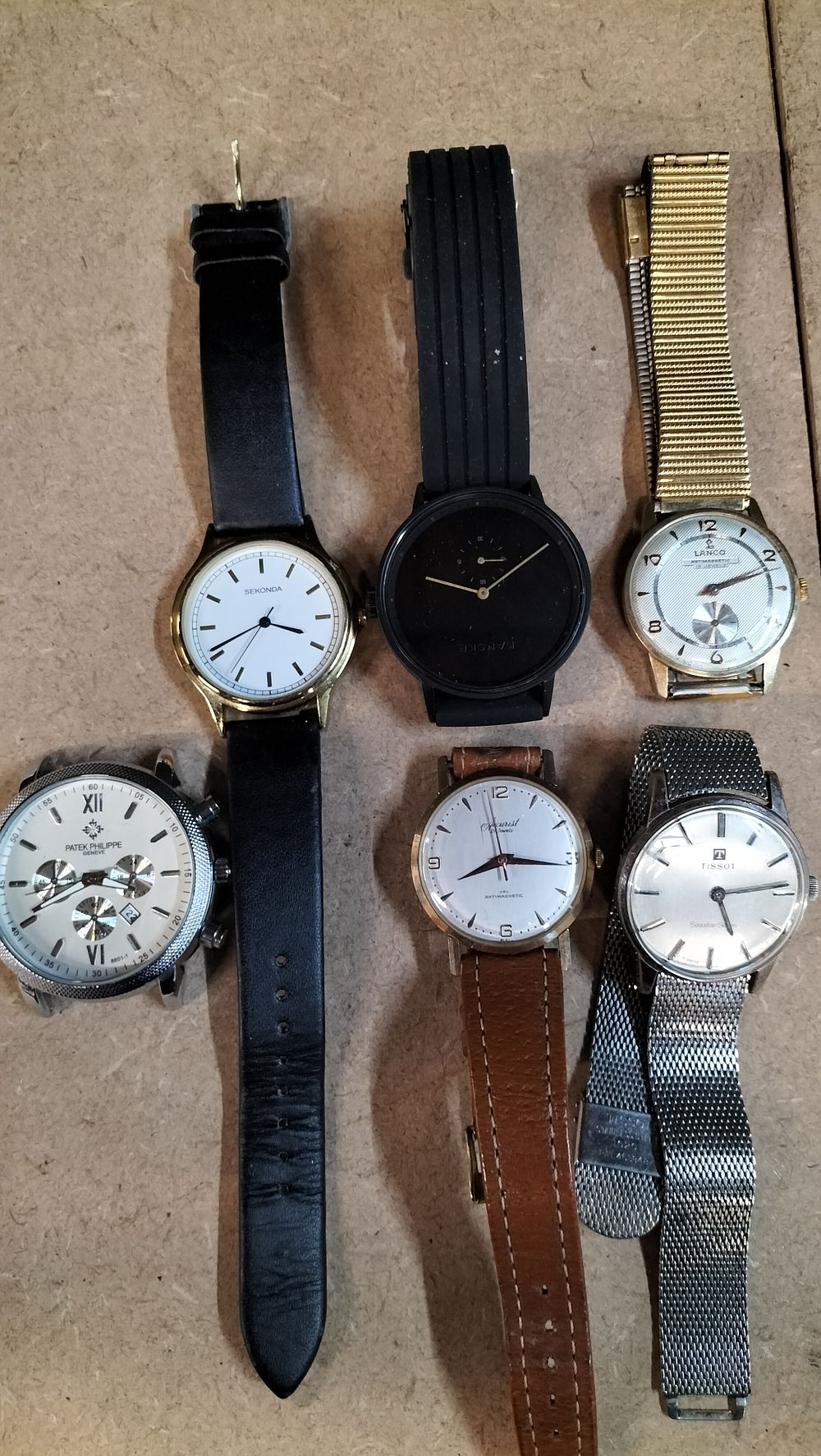 Lot 213: An Assortment of 6 Assorted Vintage and Modern Wristwatches