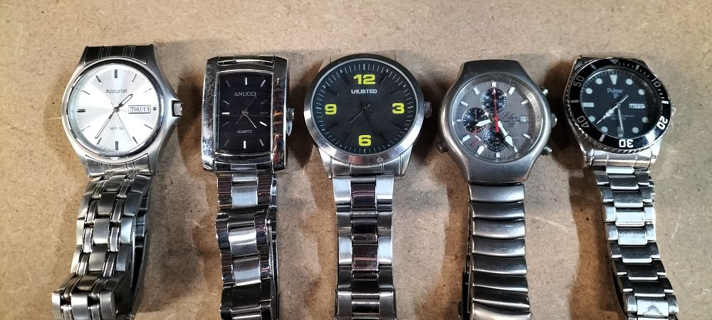 Lot 221: An Assortment of 5 Accurist, Pulsar, Elan, Unlisted and Anucci Wristwatches