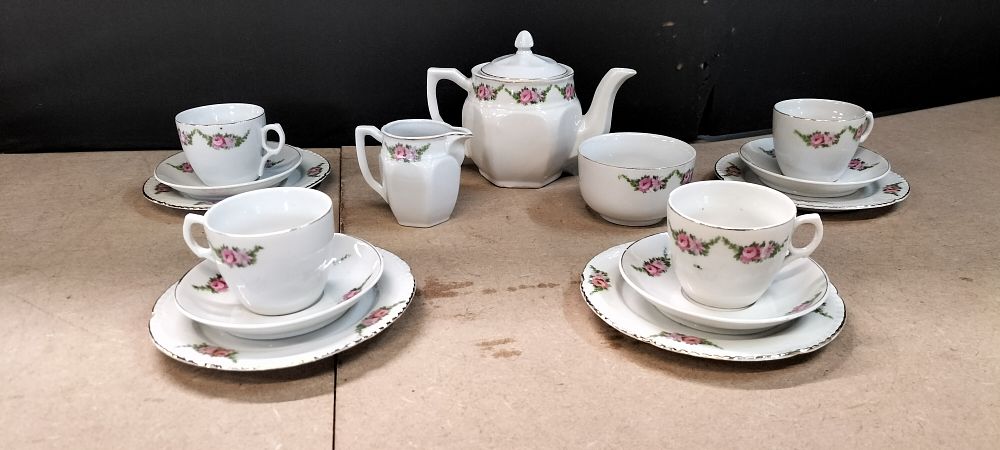 Lot 245: A 15 Piece Porcelain Rose Garland Pattern Tea Service