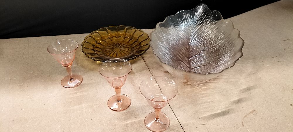 Lot 268: A Collection of Five Mixed Pressed Glass Tableware Items