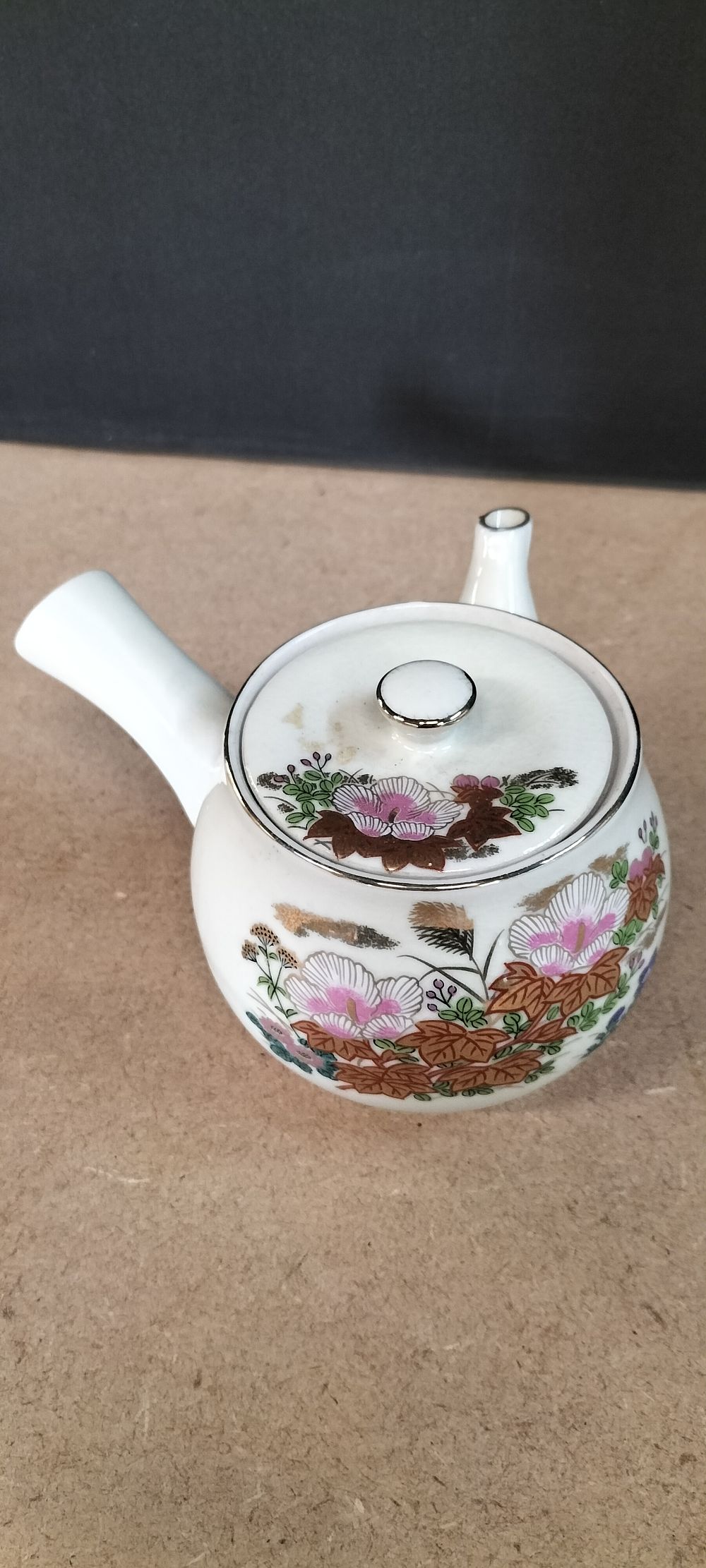 Lot 327: A Kutani Porcelain Side-handle Teapot with Lid