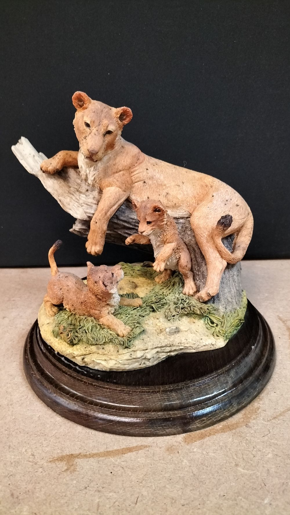 Lot 345: A Country Artists Resin Lioness and Cubs Figurine, Moy 96