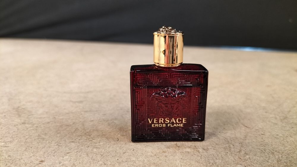 Lot 293: A Versace Eros Flame Eau de Parfum 5ml Miniature Bottle