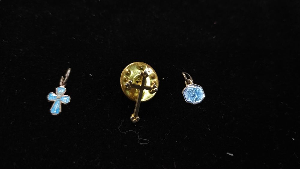 Lot 432: 2 925 Silver Religious Charms and a Gold Tone Cross Pin