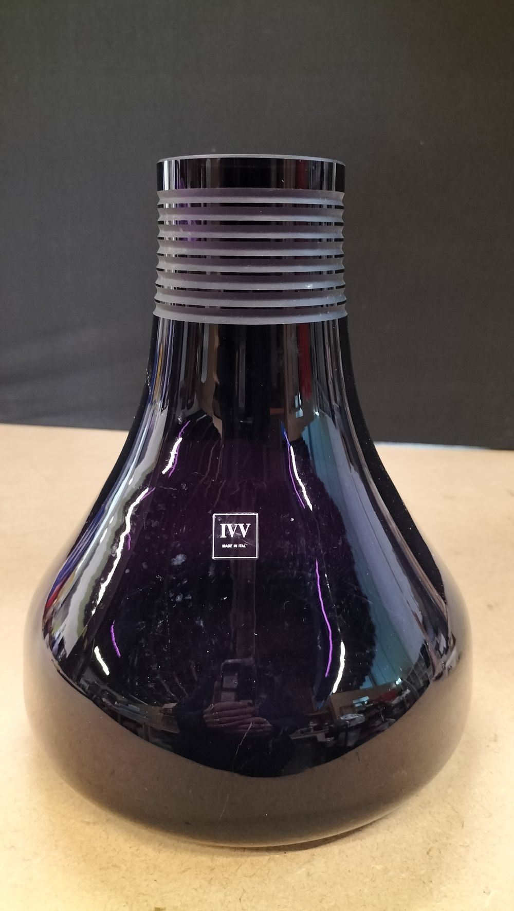 Lot 444: An IVV Made in Ital Amethyst Art Glass Vase