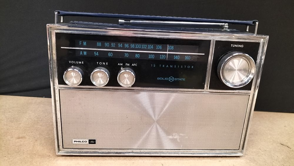 Lot 449: A Philco-Ford T-96RB 12 Transistor Solid State Portable Radio