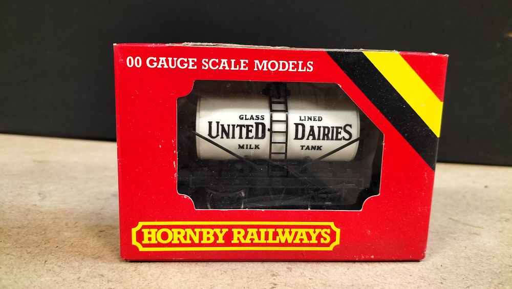 Lot 161: A Hornby Railways 00 Gauge United Dairies Milk Tank Wagon, R.007