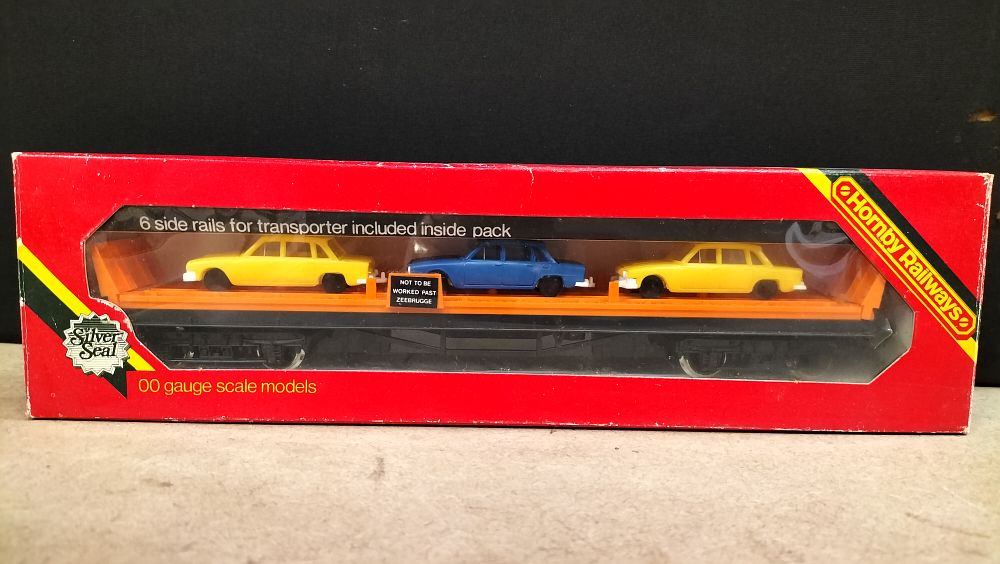 Lot 165: Hornby Railways R.126 Car Transporter with 3 Cars