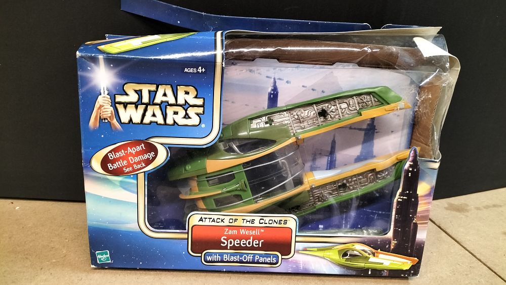 Lot 194: Hasbro Star Wars Attack of the Clones Zam Wesell Speeder