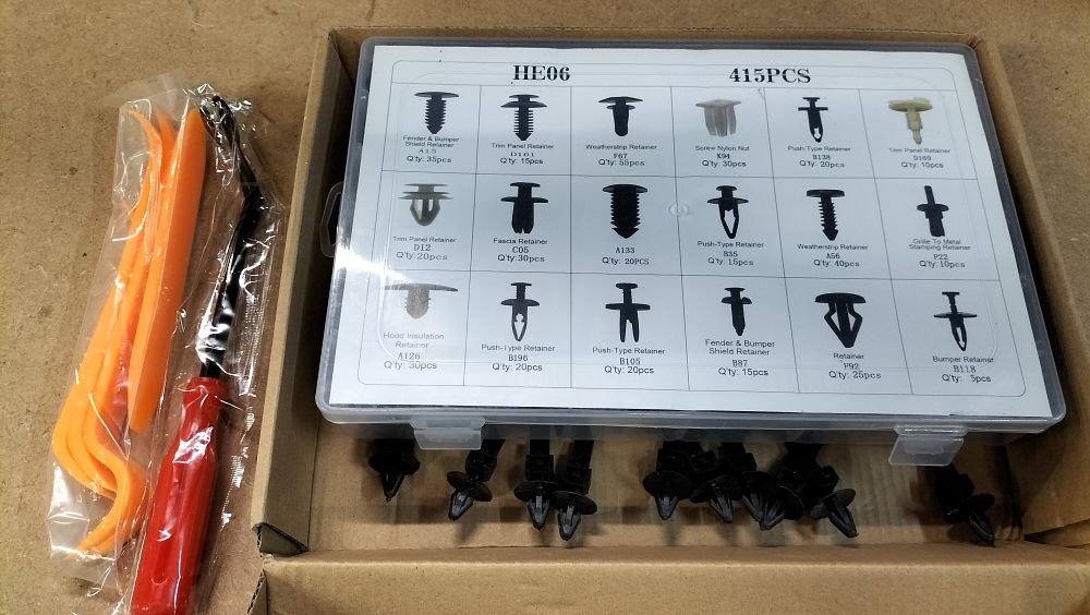 Lot 286: HE06 415 Piece Universal Plastic Automotive Fastener and Trim Removal Kit