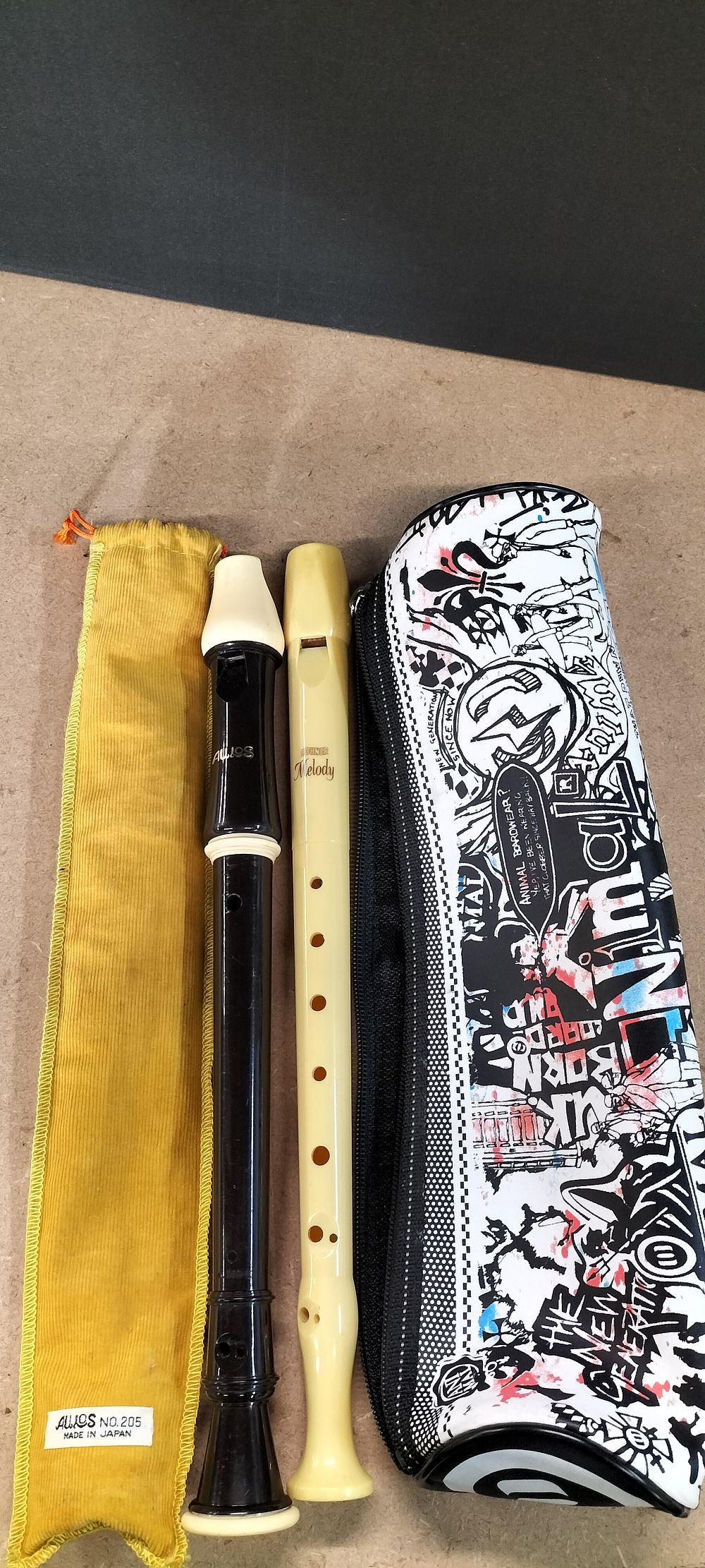 Lot 304: 2 Plastic Soprano Recorders including Aulos No. 205 and Hohner Melody
