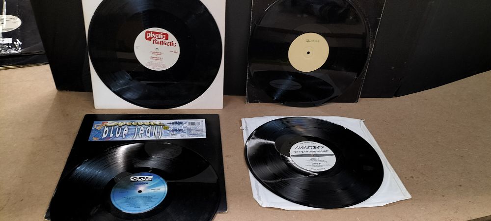Lot 313: An Assortment of 4 12-Inch Vinyl Dance and House Singles