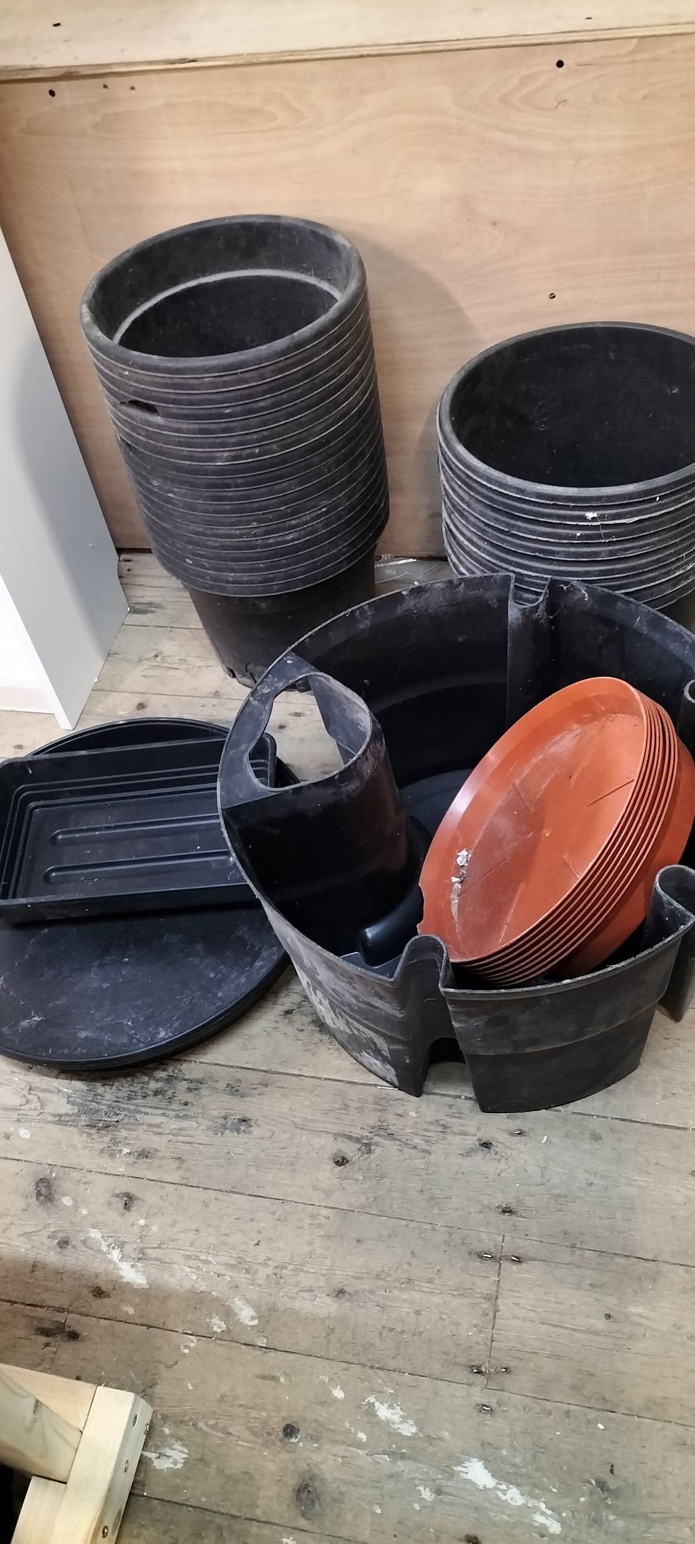 Lot 314: An Assortment of Plastic Garden Pots and Trays