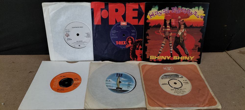 Lot 318: A Collection of 6 Vintage 7-Inch Vinyl Singles