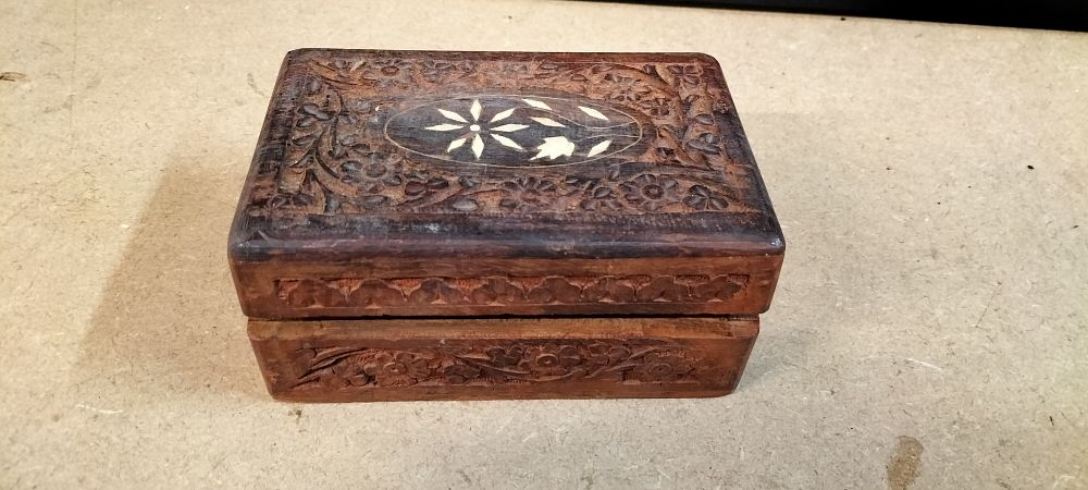 Lot 333: A Hand Carved Floral Wooden Trinket Box with Bone Style Inlay