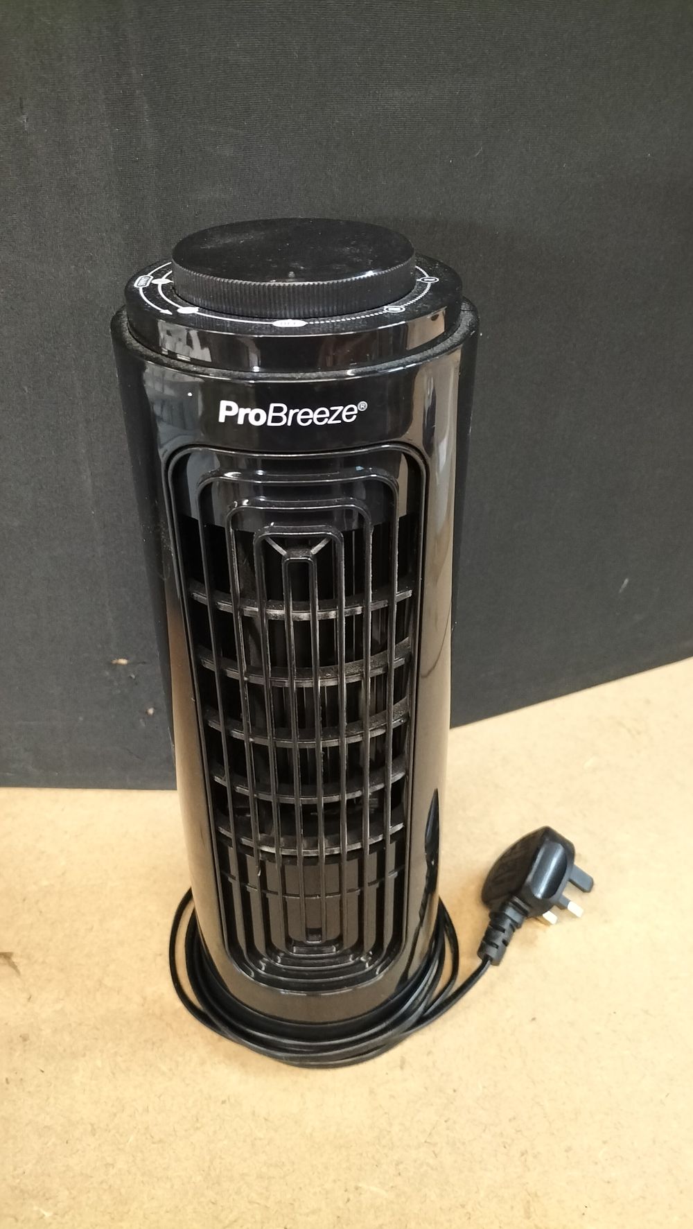 Lot 381: A Pro Breeze PB-F17B-UK Black Desktop Tower Fan