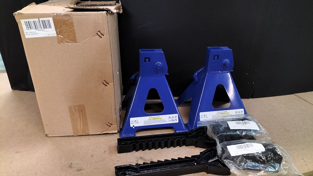 Lot 391: A Pair of DEDC 3 Ton Steel and Cast Iron Jack Stands 947130-3JACK-BLUE