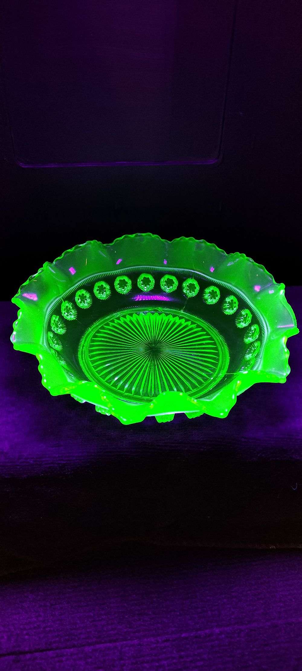 Lot 22: A Davidson Style Green Uranium Glass Ruffled Rim Bowl