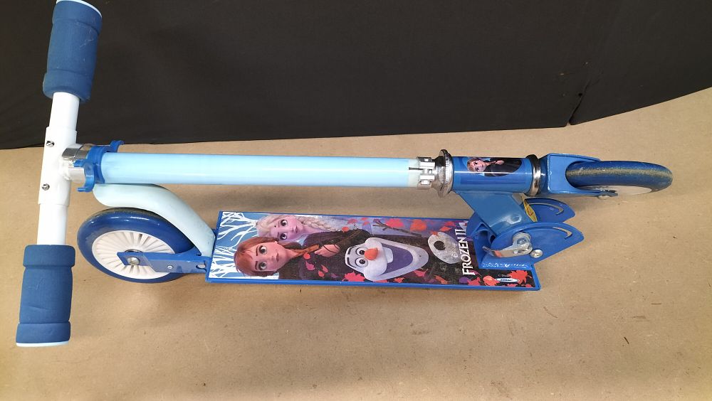 Lot 37: STAMP Disney Frozen II Metal Folding Inline Kids Scooter