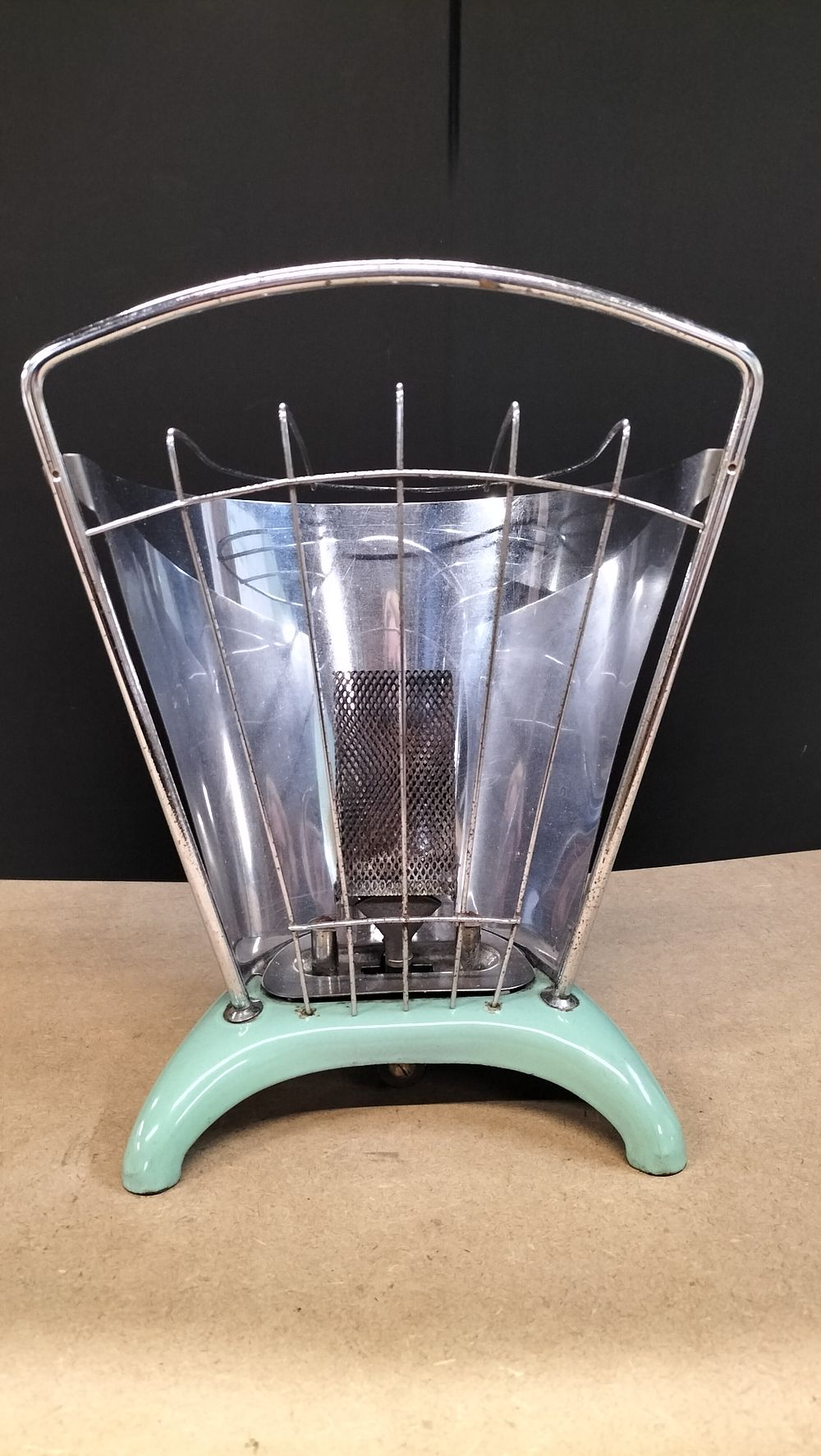 Lot 49: A Vintage Harper 350 Gas Radiant Space Heater