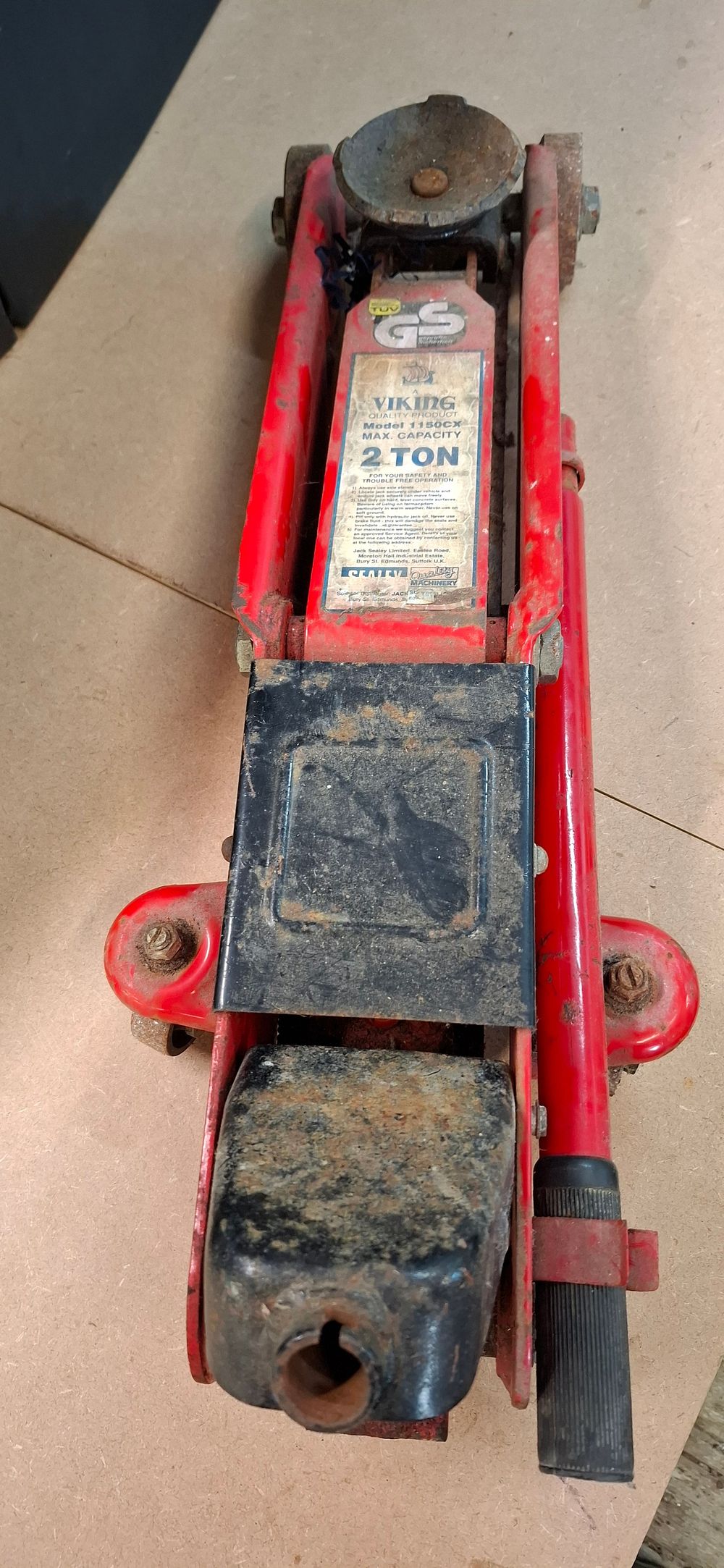 Lot 28: A Viking Model 1150CX 2 Ton Hydraulic Trolley Jack