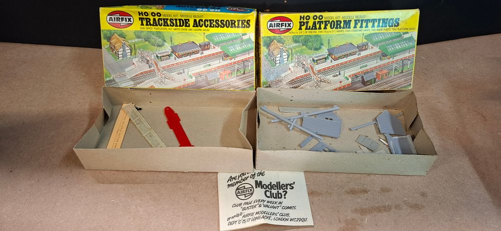 Lot 63: 2 Airfix HO/OO Plastic Model Railway Accessory Kits, 03606-01