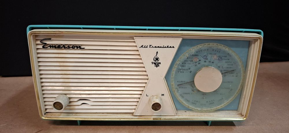 Lot 70: Vintage Emerson Model E666 All Transistor Portable Radio