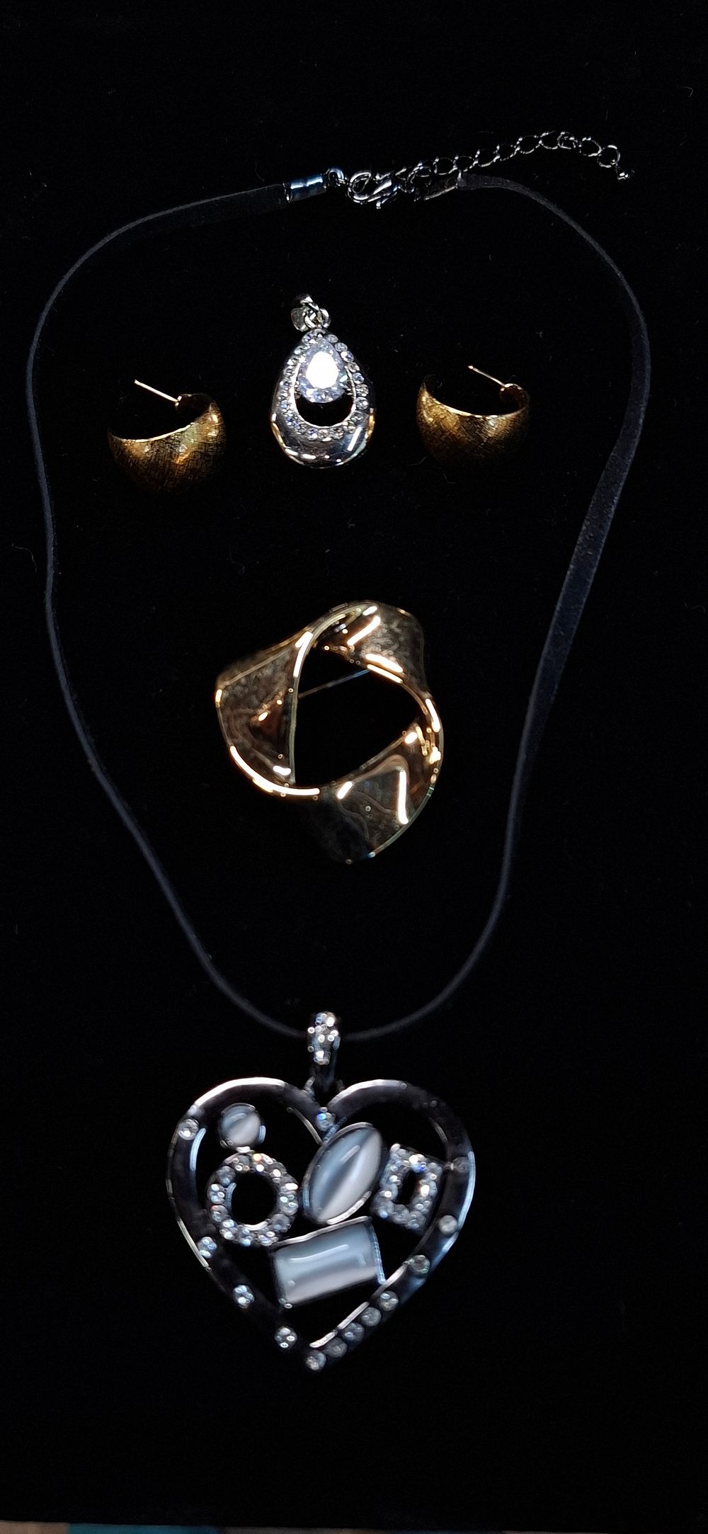 Lot 73: An Assortment of Five Pieces of Contemporary Costume Jewellery