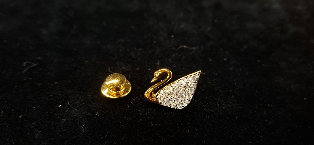 Lot 76: A Swarovski Yellow Metal and Clear Crystal Swan Motif Lapel Pin