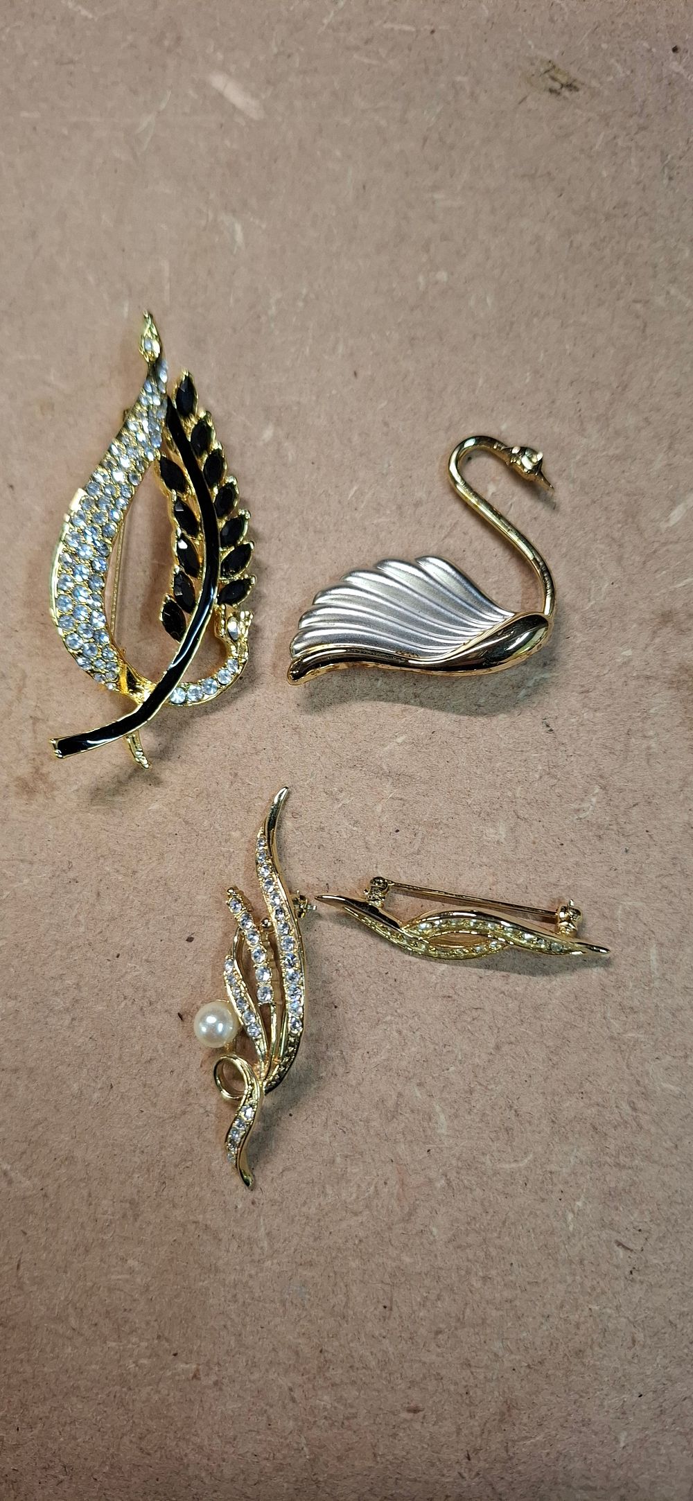 Lot 101: An Assortment of 4 Contemporary Costume Jewellery Brooches