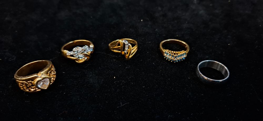 Lot 102: An Assortment of 5 Yellow and White Metal Fashion Rings