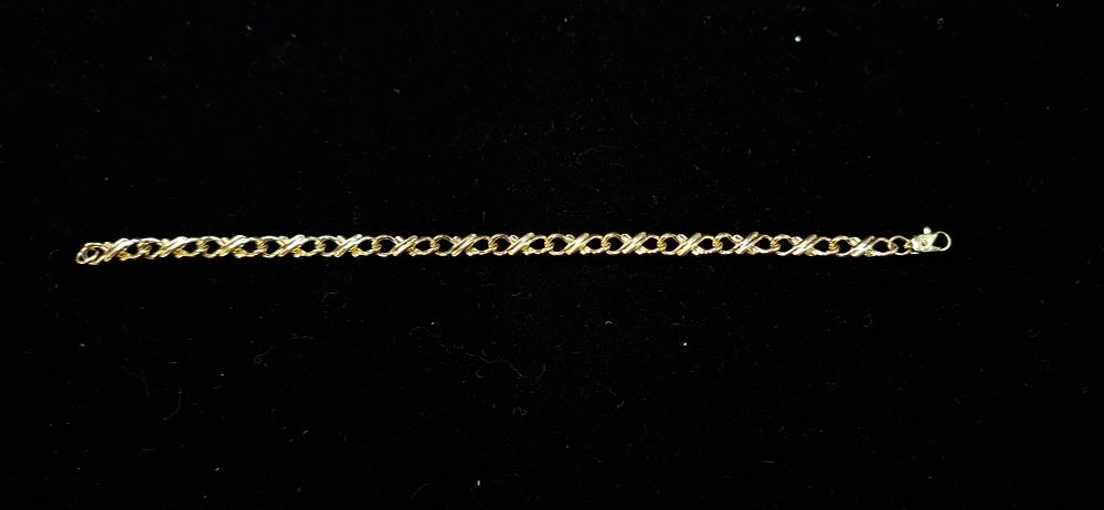 Lot 105: A Yellow Metal XO Hugs and Kisses Motif Link Bracelet