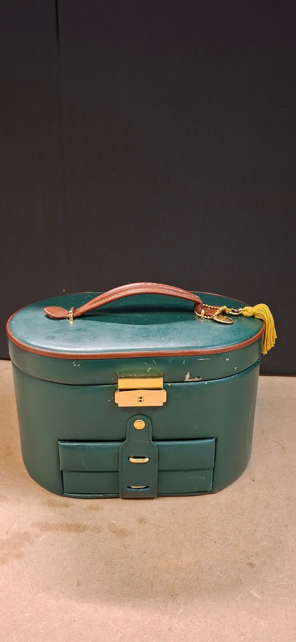 Lot 107: Dulwich Designs Forest Green Genuine Leather Multi-Tiered Jewellery Case