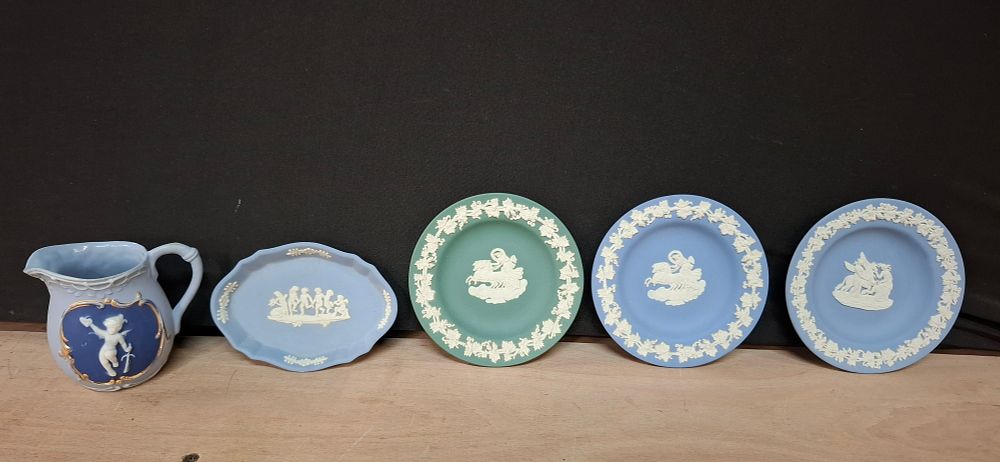 Lot 120: A Collection of 5 Mixed Wedgwood Jasperware Decorative Items