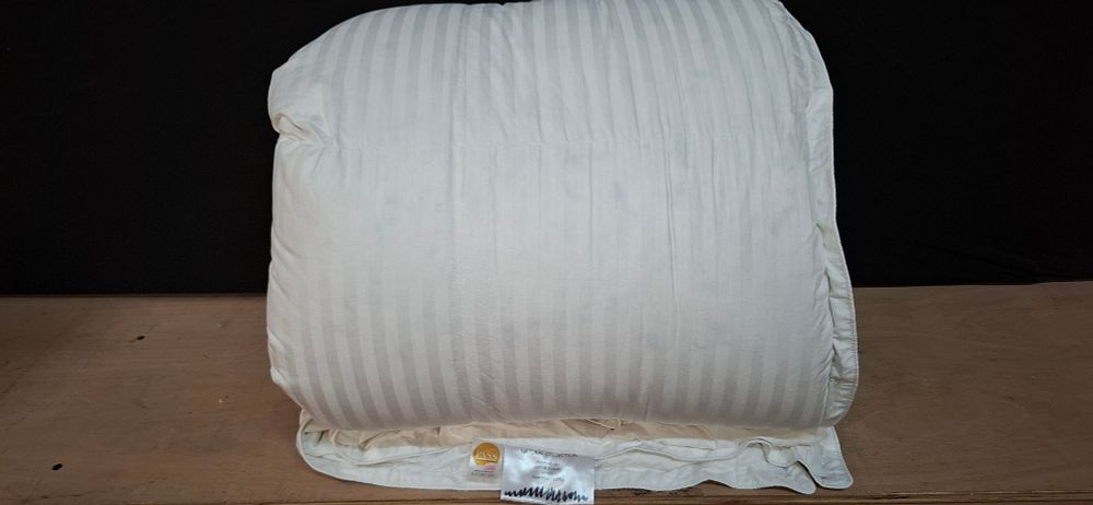 Lot 123: A Super King 10.5 Tog Hungarian Goose Down Duvet