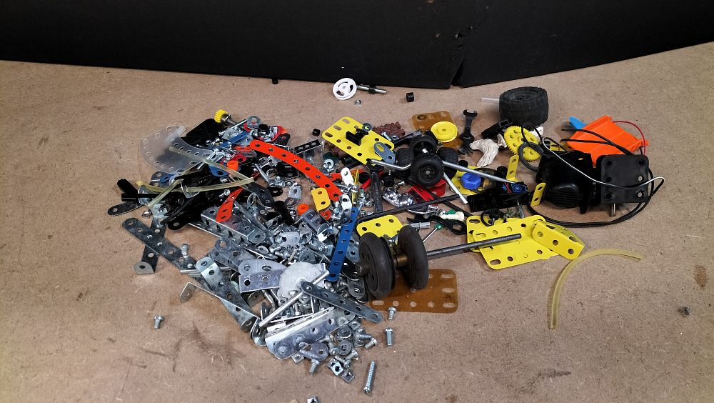 Lot 314: A Collection of Meccano and Metal Construction Toy Components