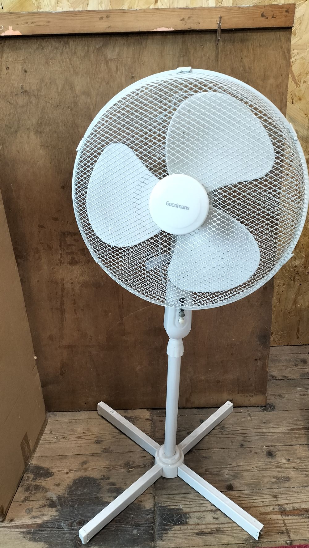 Lot 382: A Goodmans White Pedestal Fan