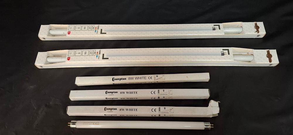 Lot 162: A Collection of 6 Crompton and G5 Linear Fluorescent Tubes