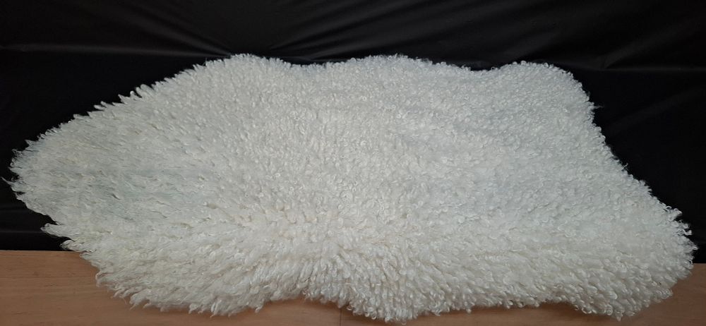 Lot 174: Home Collections 100% Polyester Faux-Fur Sheepskin Style Rug