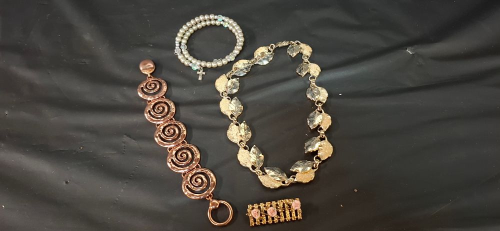 Lot 176: An Assortment of Copper Toned and Faux Pearl Vintage Costume Jewellery