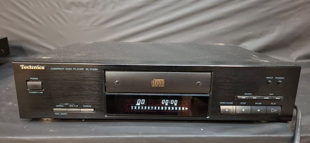Lot 185: Technics SL-PJ28A Compact Disc Player