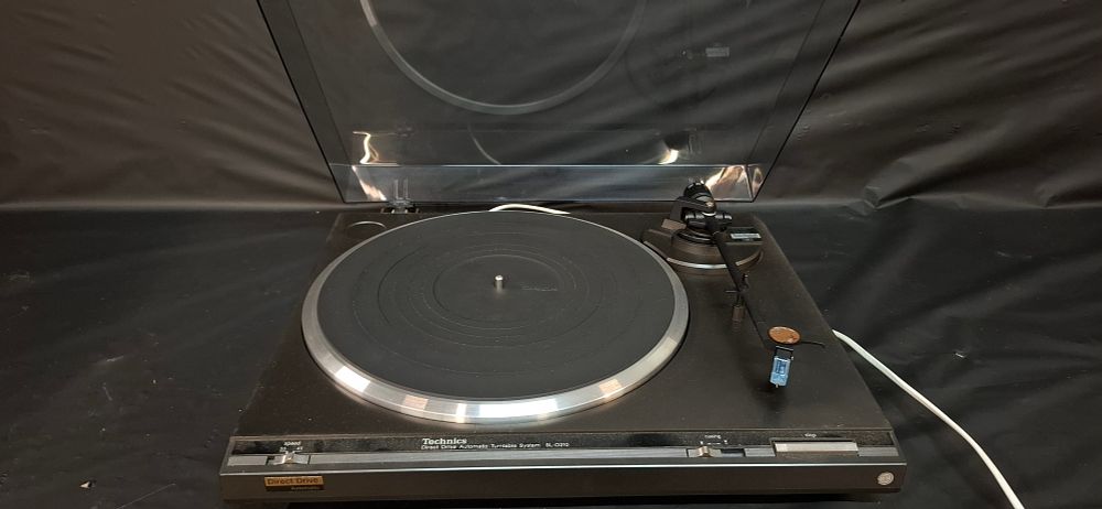 Lot 187: A Technics SL-D210 Direct Drive Automatic Turntable System