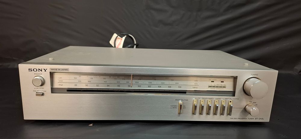 Lot 189: Sony FM-AM Program Tuner ST-242L
