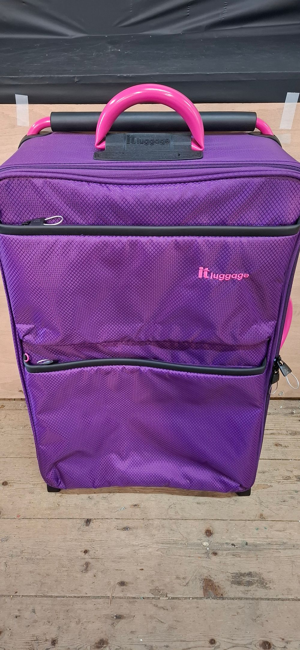 Lot 216: 2 Purple it luggage and SOVEREIGN CLASSIC Travel Bags