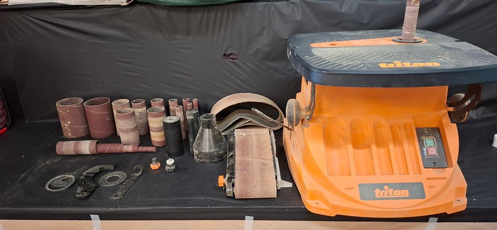 Lot 233: Triton TSPST450 450W Oscillating Spindle and Belt Sander