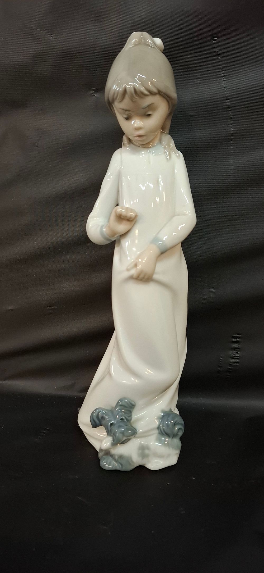 Lot 249: A Nao by Lladro Glazed Porcelain Goodnight Figurine, Model 1137