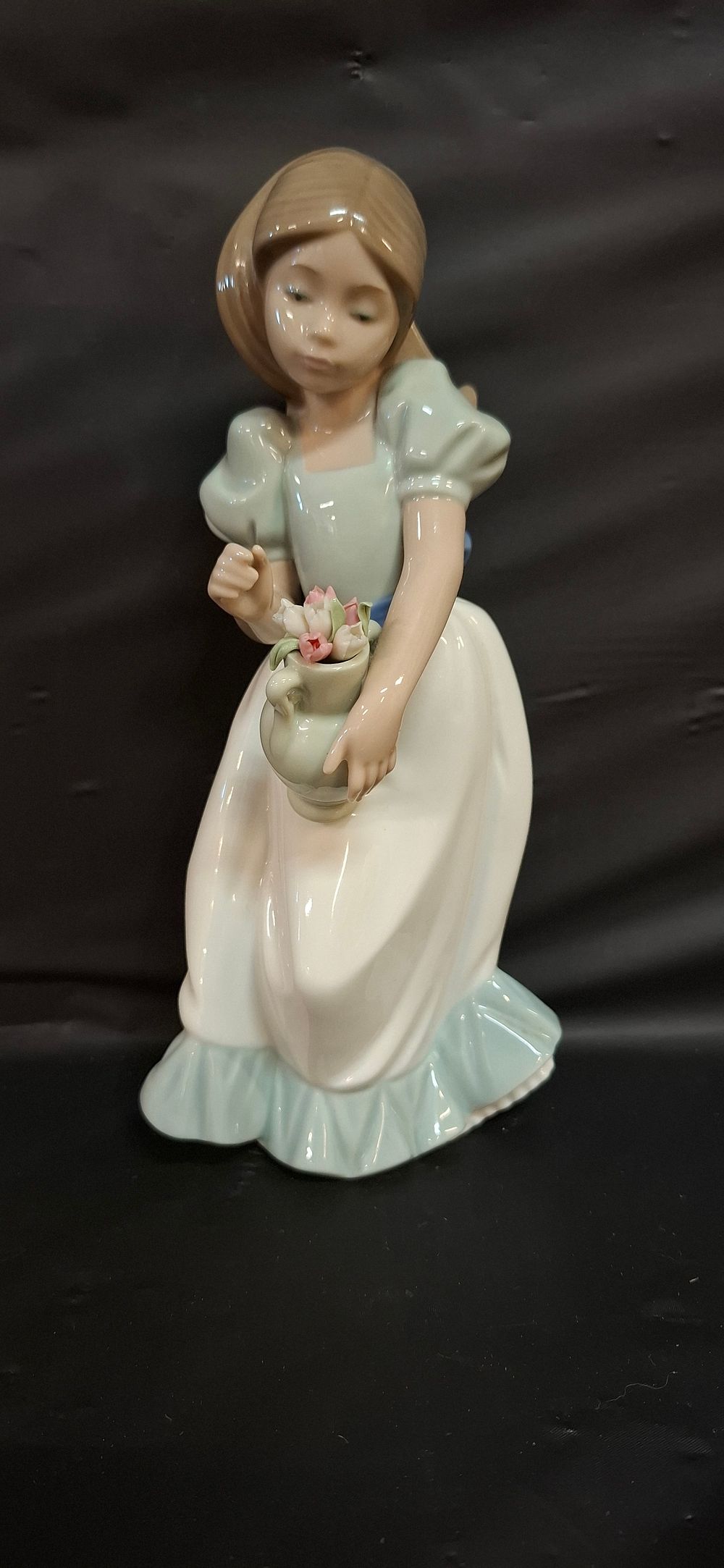 Lot 251: A Nao by Lladró Glazed Porcelain Girl with Pitcher Figurine